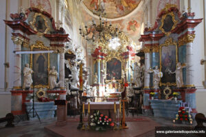 Wnętrze świątyni klasztornej w Lubiniu