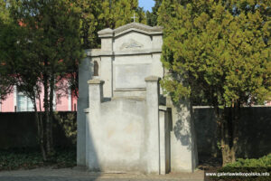 Przykościelny cmentarz w Dolsku