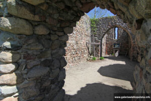Ruiny kościoła w Gryżynie